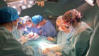 profesionales ORL operando