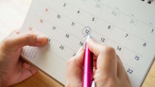 apuntando citas en calendario 