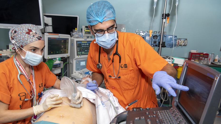 profesionales en procedimiento con paciente