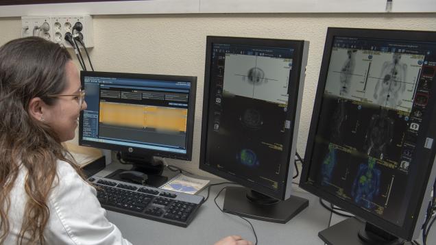 facultativo analizando pruebas de Medicina Nuclear
