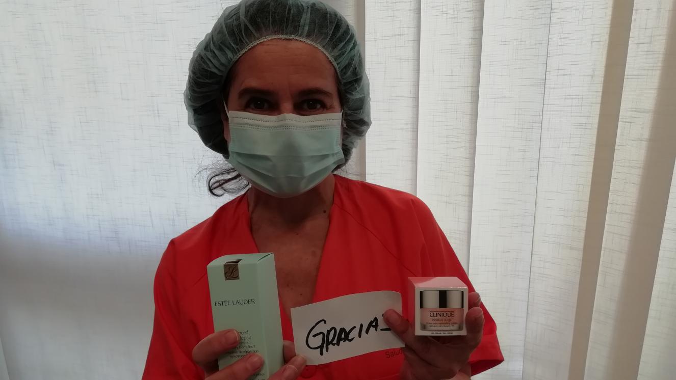 Profesionales del Hospital Gregorio Marañón con el material donado por Estee  Lauder