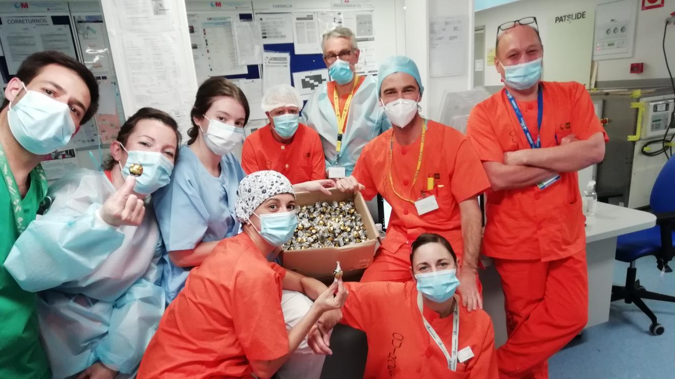Profesionales del Hospital Gregorio Marañón con el material donado por Lindt