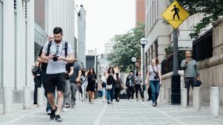 Caminantes por la calle