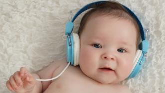 Bebé con cascos