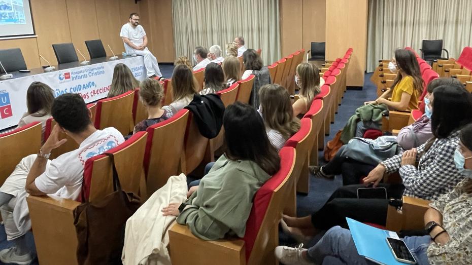 El jefe de Estudios da la bienvenida a los nuevos residentes