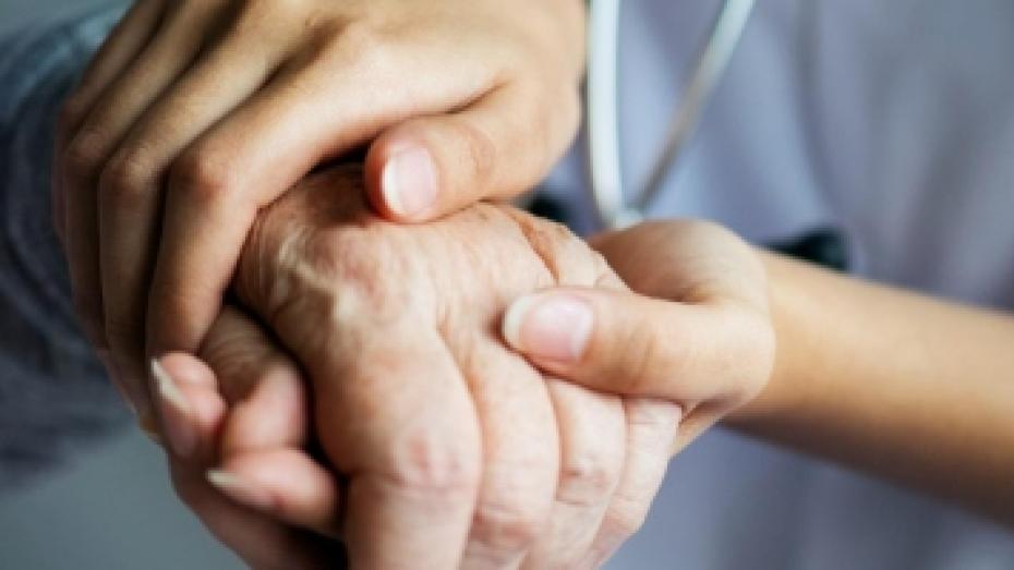 Imagen de un sanitario cogiendo la mano a un paciente