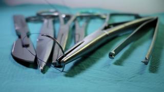 instrumentos de cirugía sobre tapete quirúrgico