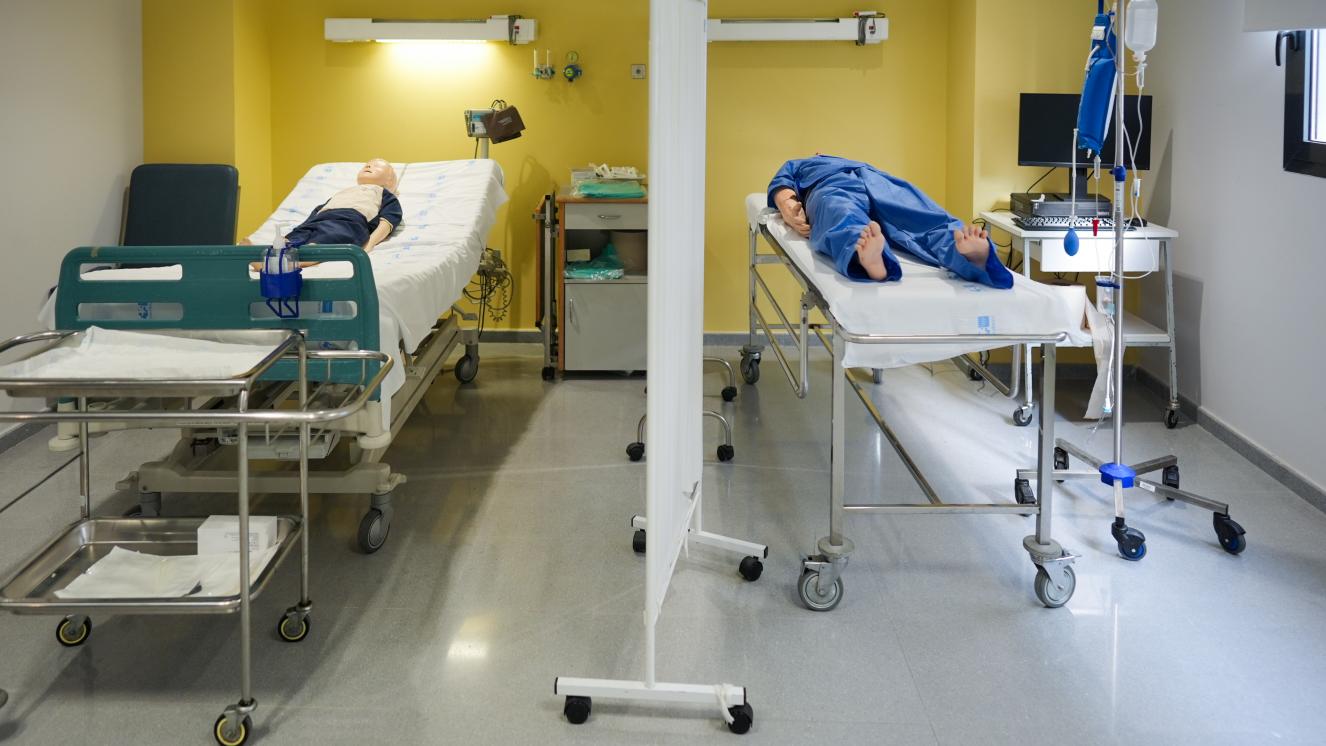 Maniquís en camillas del CEASEC del Hospital La Paz