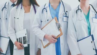 varios profesionales sanitarios en fila