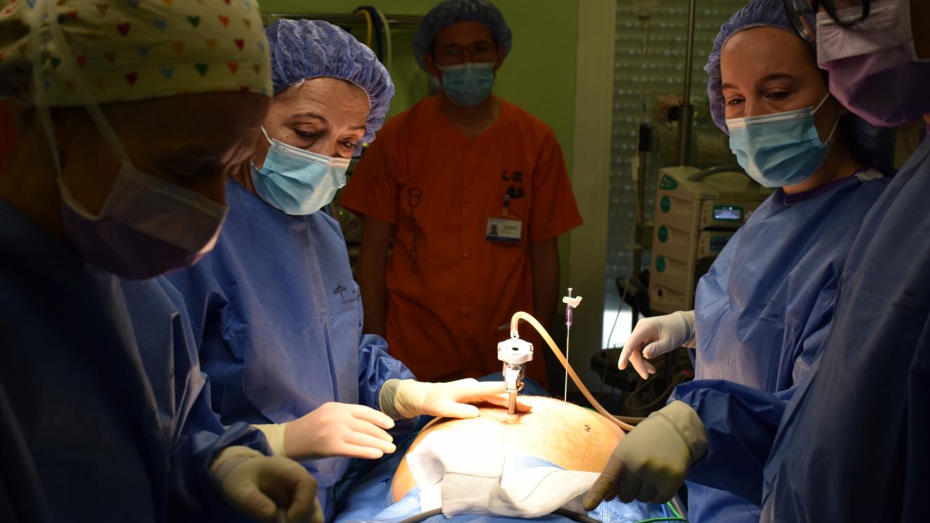 Momento de la intervención de cirugía digestiva con el robot Da Vinci