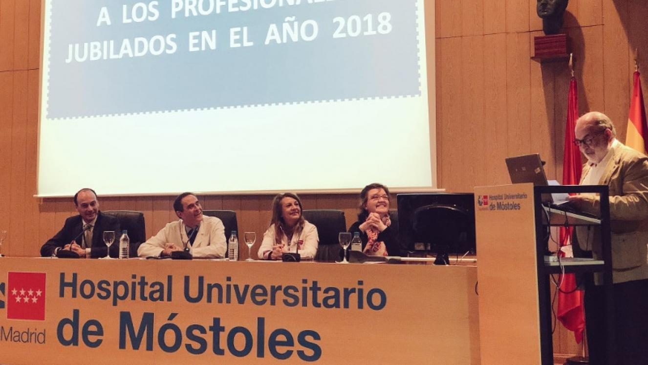 En navidad, la dirección del Hospital organiza un acto de homenaje a los profesionales que se han jubilado ese año. Compañeros, directivos y familiares comparten recuerdos  y nuevas ilusiones.