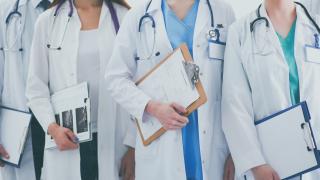 varios profesionales sanitarios en fila