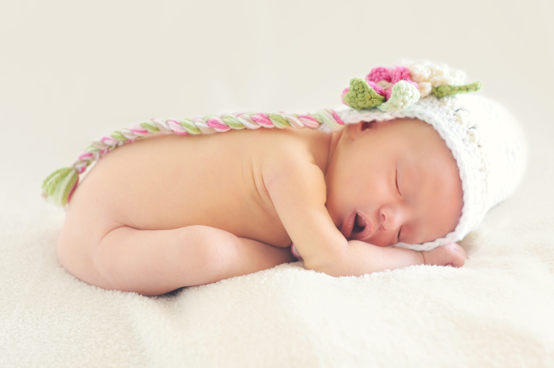 bebé durmiendo con un gorrito de lana