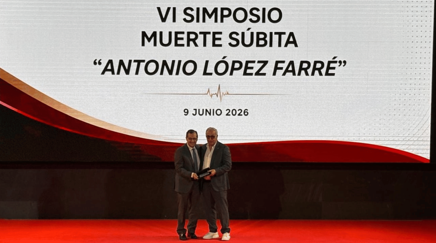 Dr. Javier Segovia recogiendo un premio