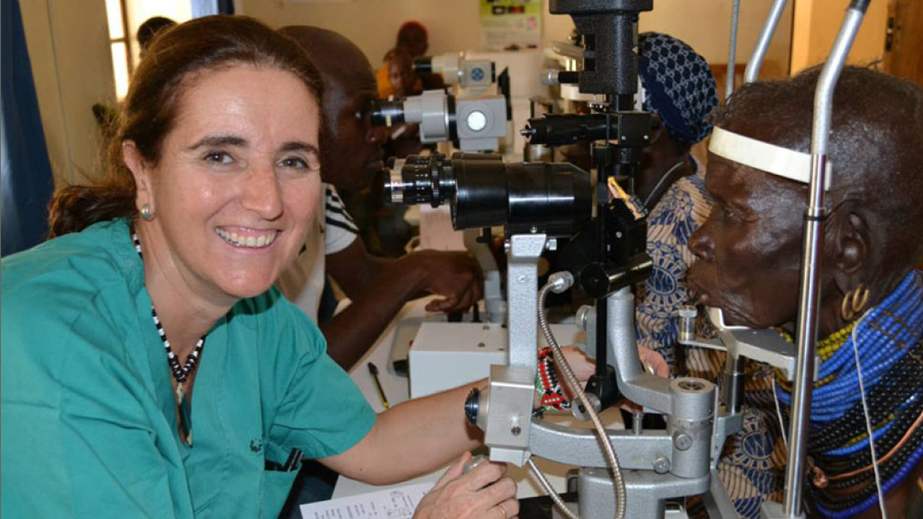 Esther Ciancas en la consulta de la Eye Unit