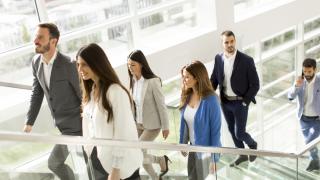 personas subiendo una escalera