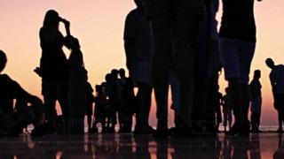 personas en una playa a contraluz