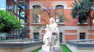 Patjio del Hospital, se ve una imagen de la virgen con el niño.