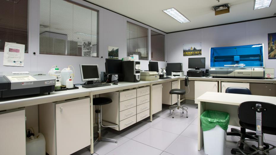 Sala de Laboratorio con Analizadores y otro aparataje