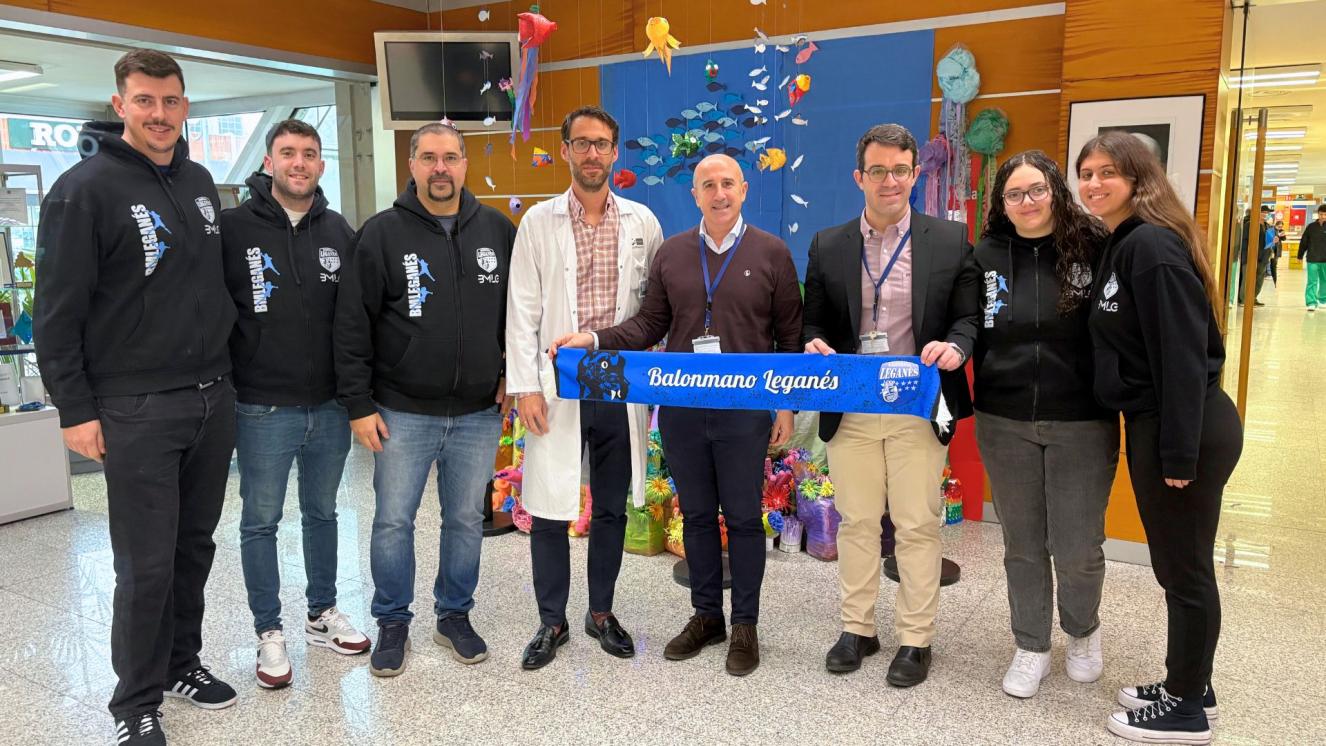 Visita del Club Balonmano Leganés al Hospital Universitario Severo Ochoa en la Navidad de 2025