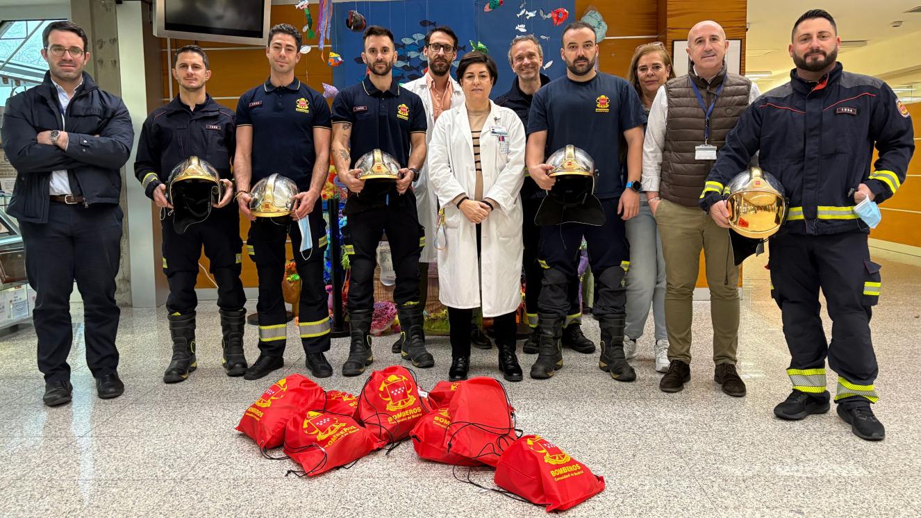 Bomberos de la Comunidad de Madrid visitan el Hospital Universitario Severo Ochoa en la Navidad de 2025