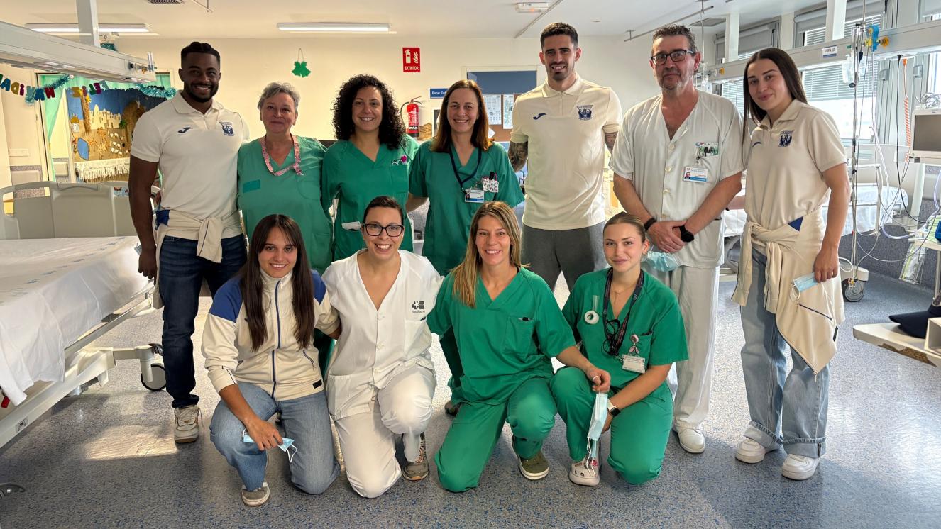 Jugadores y jugadoras del Club Deportivo Leganés en la Unidad de Reanimación del Hospital Universitario Severo Ochoa