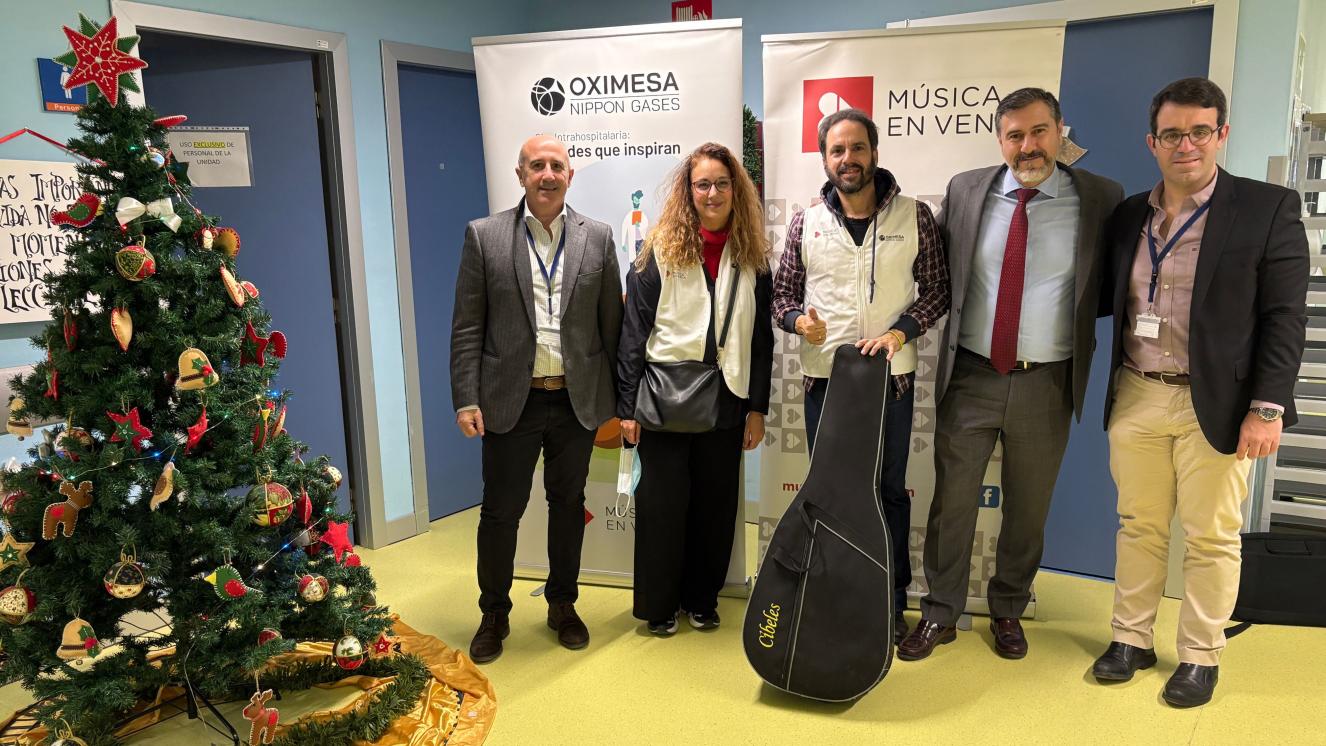 El compositor y guitarrista, Víctor Iniesta, y la presidenta de Música en Vena, Virginia Castelló, en el Hospital Universitario Severo Ochoa