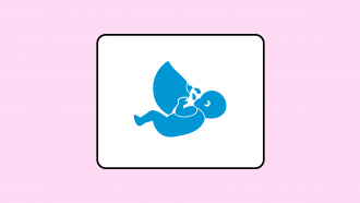 Icono azul de bebé amamantando sobre fondo rosa