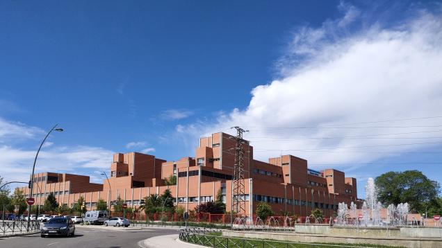 Lateral del Hospital Universitario Severo Ochoa con cielo azul y nube blanca