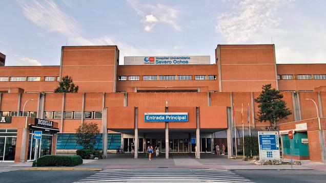 Fachada del Hospital Universitario Severo Ochoa con nubes en el cielo al amanecer de un día de julio