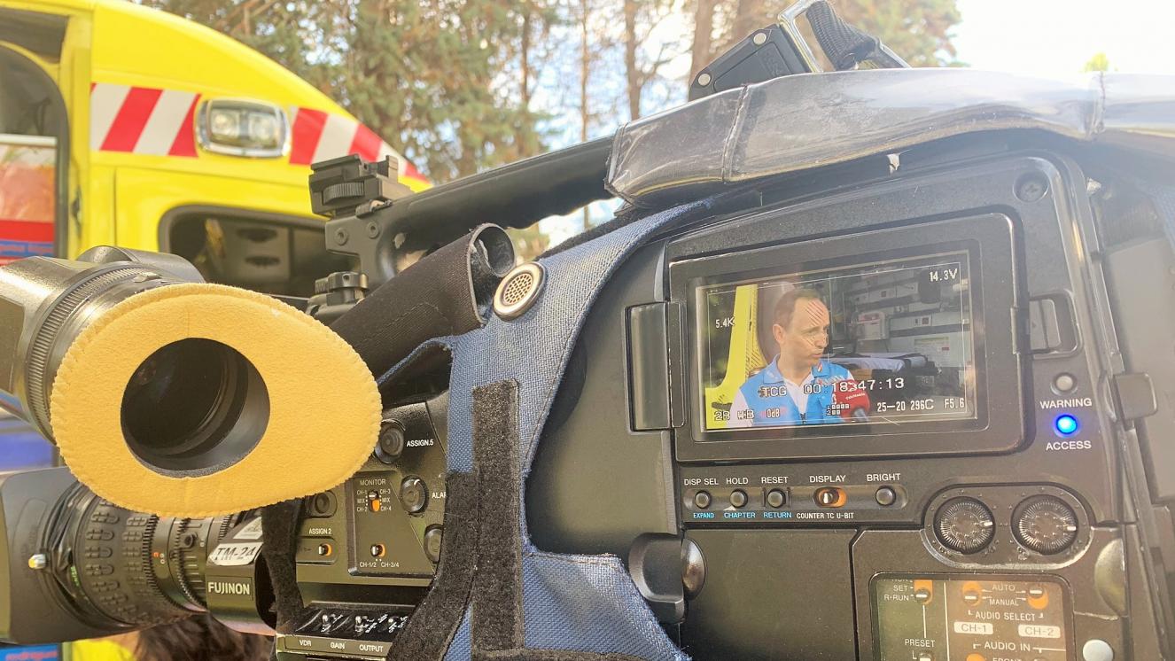 Imagen de una cámara de TV durante una entrevista a un profesional del SUMMA 112