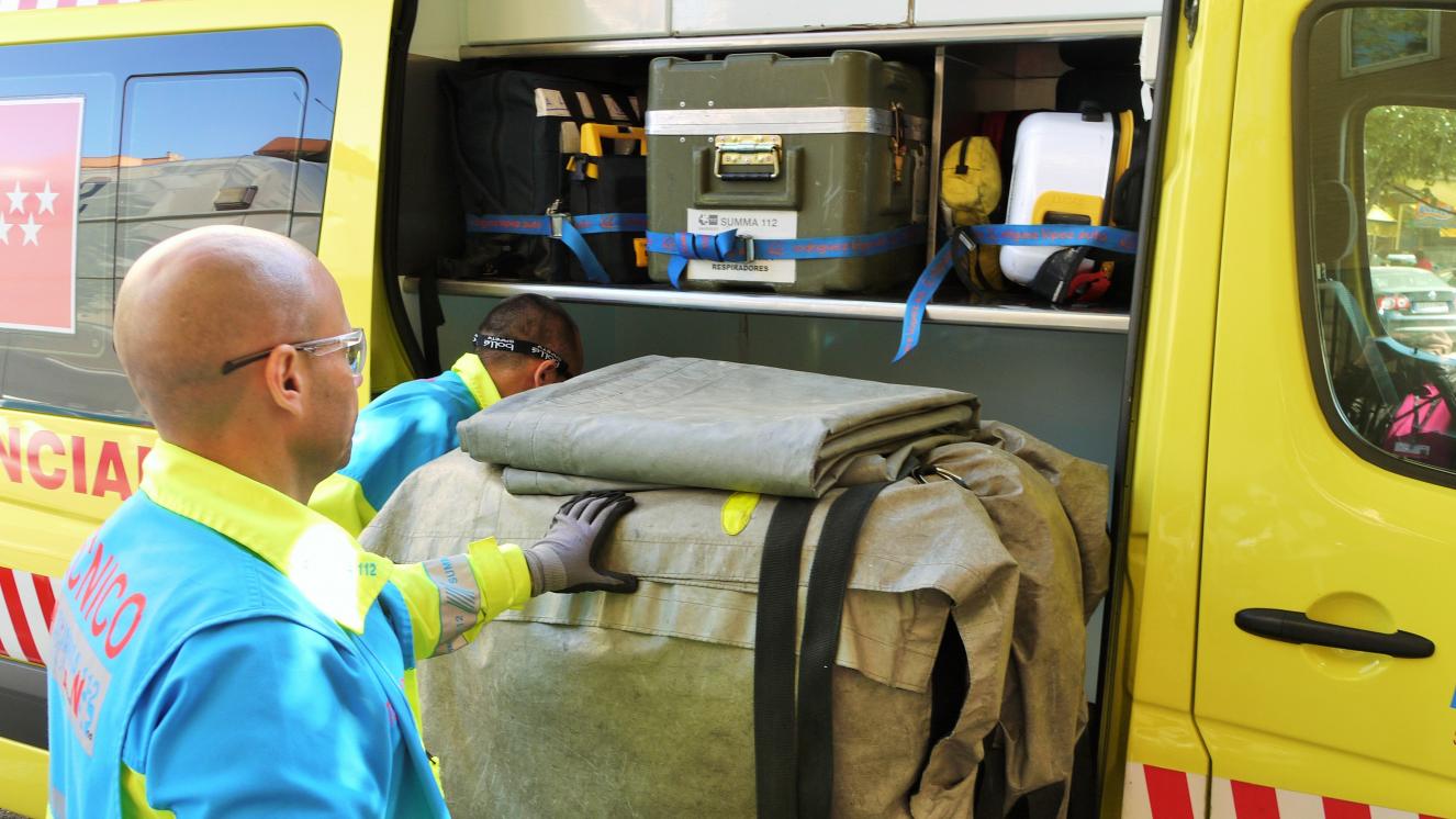 Técnicos en Emergencias Sanitarias realizando la revisión del vehículo de apoyo logistico