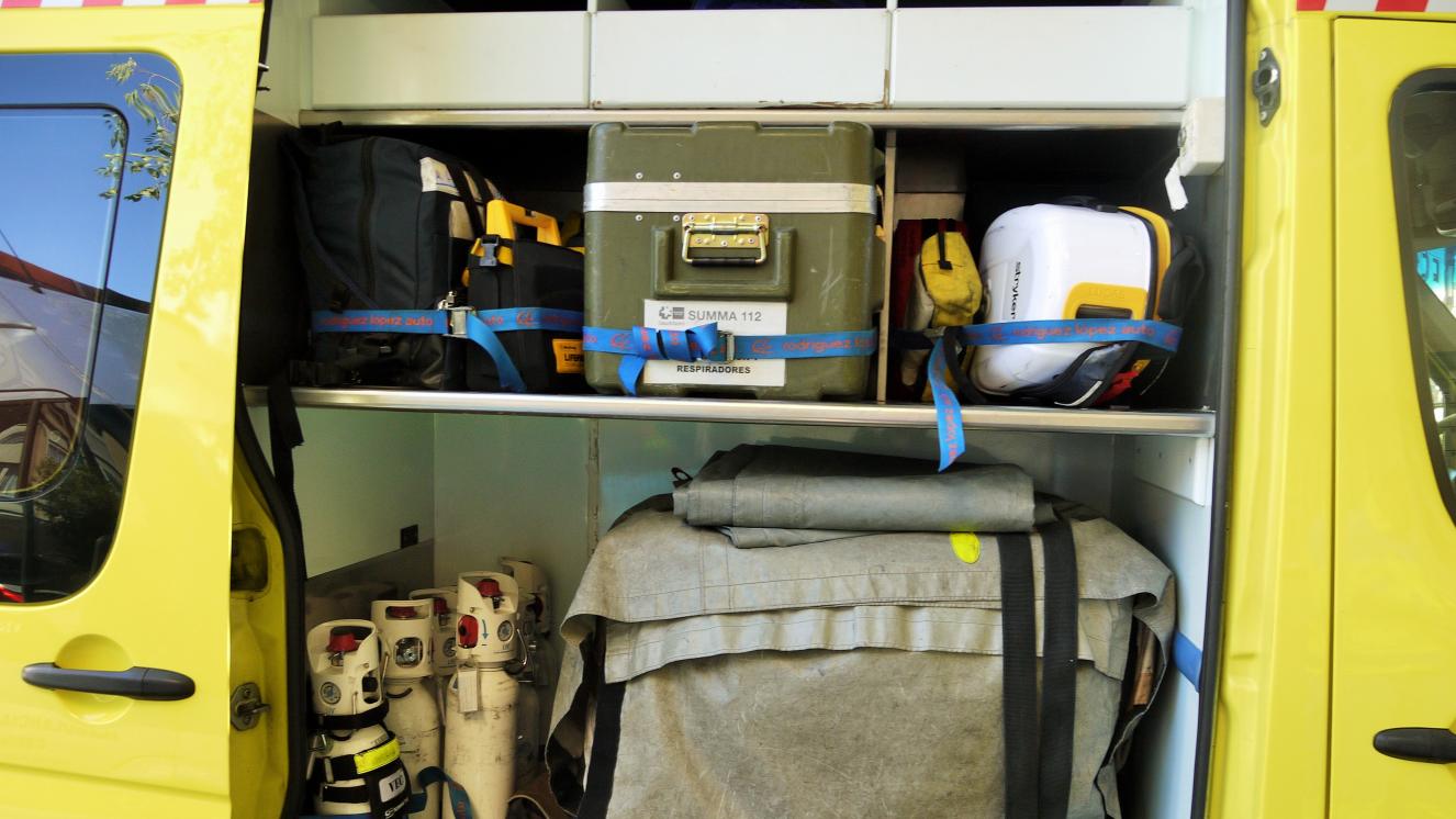 Puerta lateral derecha del vehículo de apoyo logistico con cardiocompresor, arcon, mochila de intervención, balas de oxigeno y tienda de rápido montaje