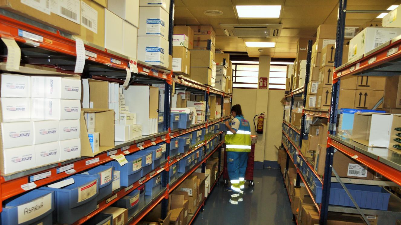 Técnico en Cuidados Auxiliares de Enfermería preparando el pedido de farmacia