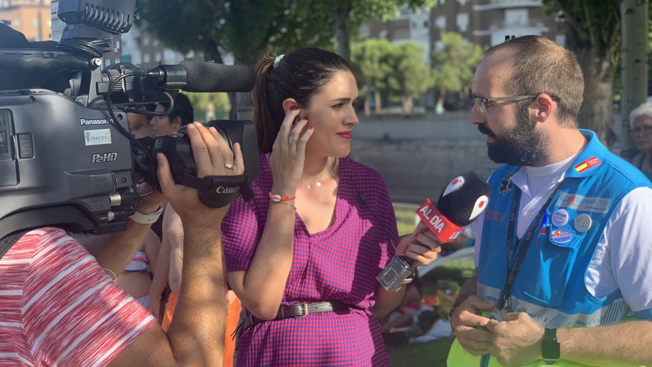 Un profesional del SUMMA 112 atiende a Cuatro