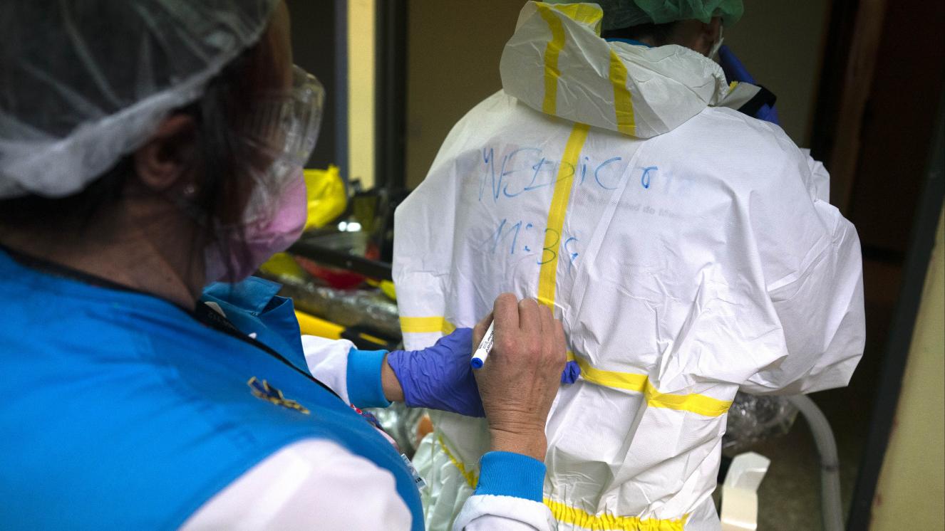 Profesionales preparándose para el traslado de un paciente. La identificación como parte fundamental del trabajo. 
