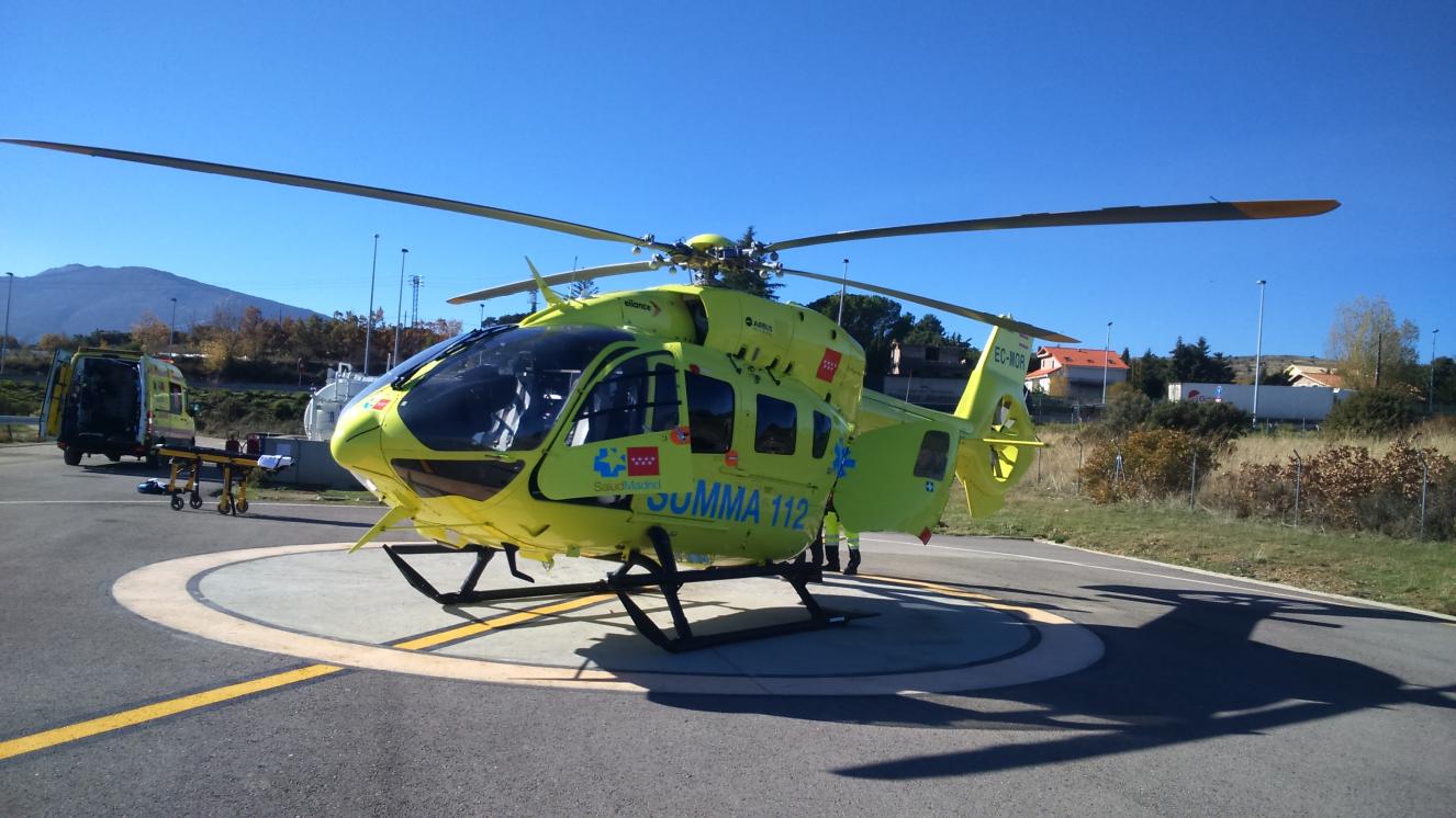 Helicóptero (Airbus 145) medicalizado del SUMMA 112 y UVI Móvil del SUMMA 112 en su base de Lozoyuela. Autora: Isabel Olvera San Juan