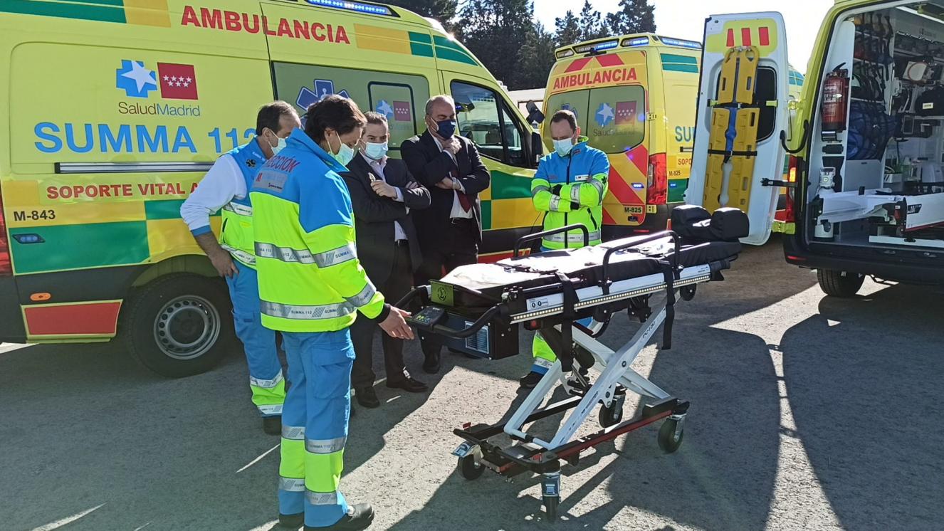 El Coordinador de Técnicos del SUMMA 112 manipula la camilla eléctrica que incorporan todas las unidades