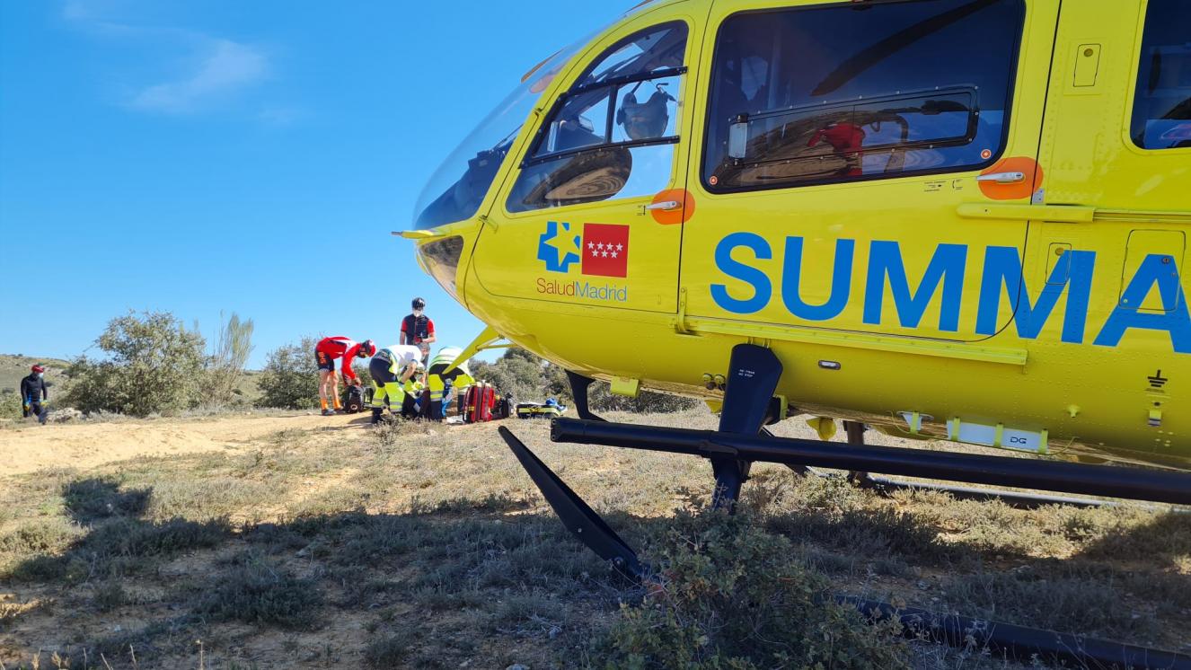 Equipo del Helicóptero del SUMMA 112 asistiendo a un ciclista en una zona de difícil acceso 