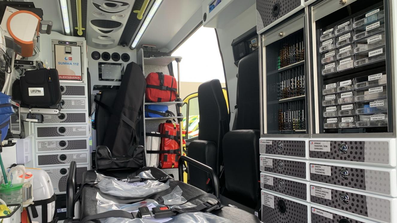 Detalle del interior de la cabina asistencial de una de las UVI Móviles del SUMMA 112