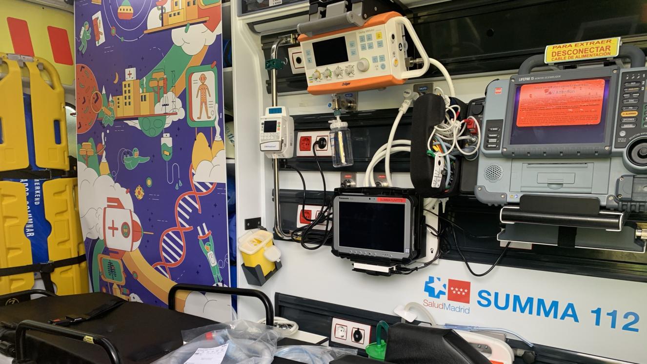 Detalle de la zona de la cabina asistencial con el Panel Infantil desplegado junto con la zona donde se ubica la electromedicina (Bomba de Perfusión, Respirador, Tablet-PC, Monitor Desfibrilador...) 
