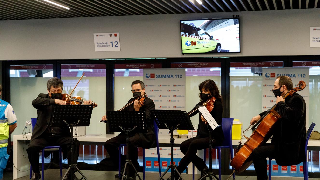 Detalle del cuarteto de cuerda de la ORCAM durante la celebración del concierto homenaje en la sala de vacunación del Wanda Metropolitano