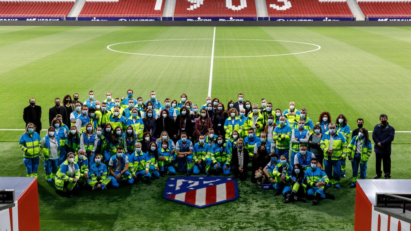Foto de familia de los profesionales del SUMMA 112 y Hospital Isabel Zendal realizada en el terreno de juego del Wanda Metropolitano. 