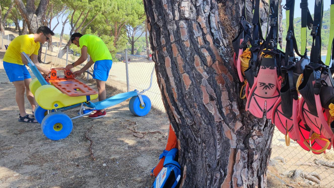 Técnicos en Emergencias Sanitarias - Socorristas del Dispositivo del SUMMA 112 en el Pantano de San Juan preparando el material junto con la Silla Anfibia