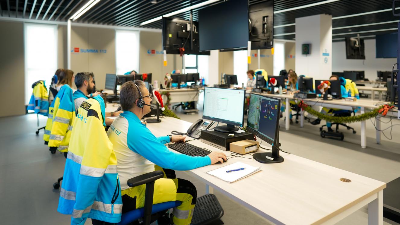 Área de coordinación de enfermería en el interior del Centro Coordinador del SUMMA 112 con los enfermeros del SUMMA 112 atendiendo las llamadas de emergencias que recibe el SUMMA 112