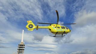 Helicóptero medicalizado del SUMMA 112 elevando el vuelo en la Base de Las Rozas de MadridRozas