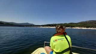 Técnico en Emergencias Sanitarias - Socorrista sobre la embarcación rígida del SUMMA 112 durante uno de los patrullajes en el Pantano de San Juan