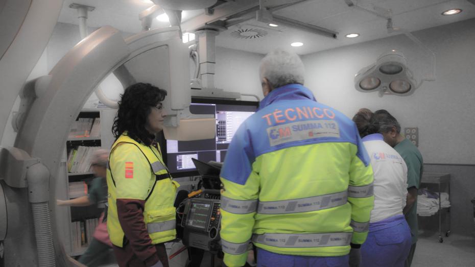 Personal SUMMA 112 trasfiriendo al paciente en sala de hemodinamica