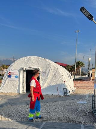Técnico en Emergencias Sanitarias en los exteriores del Hospital de Campaña desplegado en Turquía por el Equipo Start de la Agencia de Cooperación Internacional para el Desarrollo