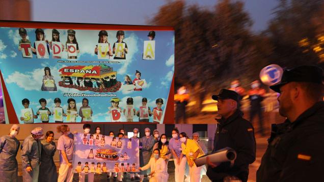 Regalo de los niños de la Casa Cuartel de la Guardia Civil